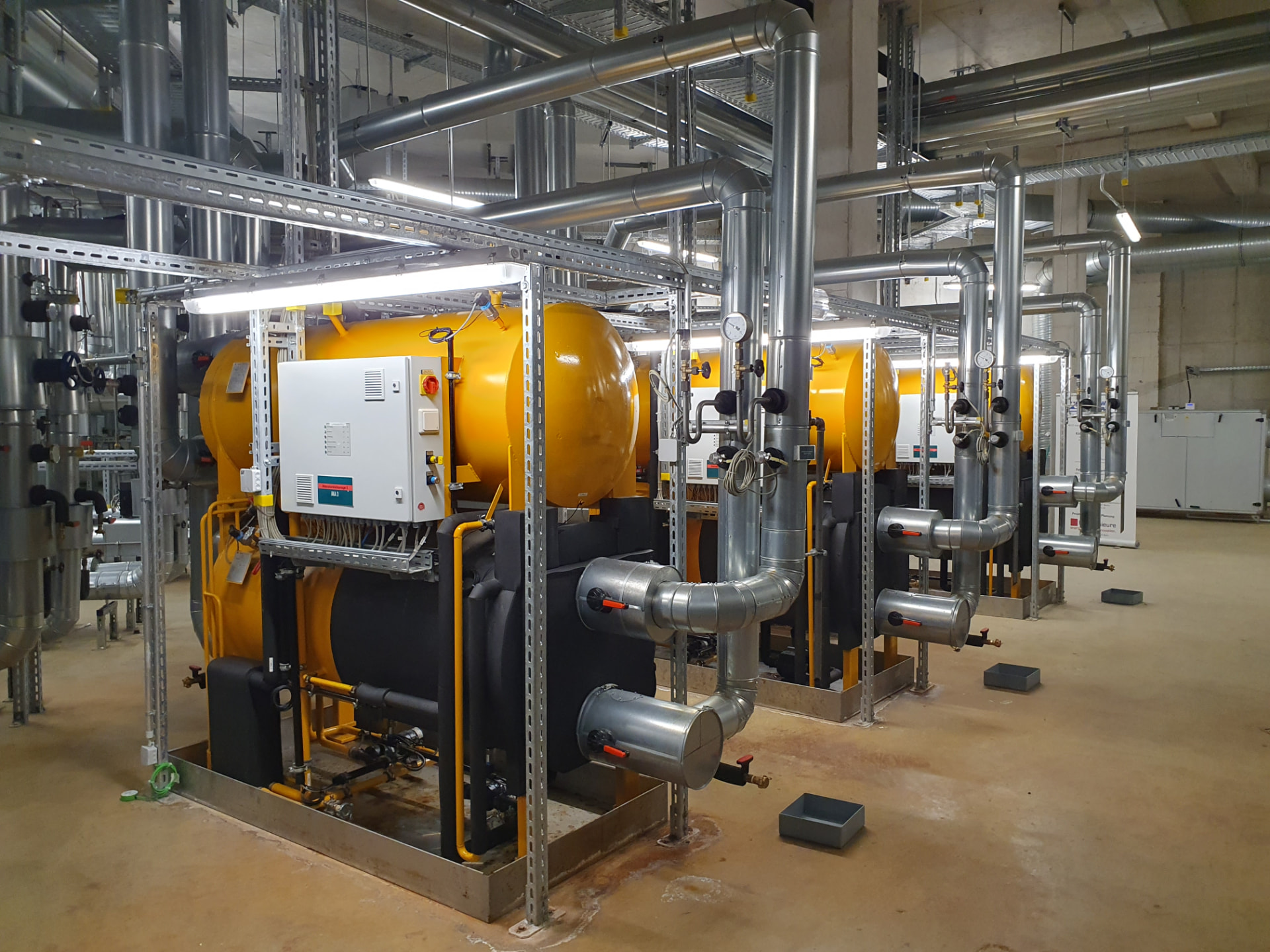 Absorption chillers, pumps and insulated pipework in the Stadtwerke Karlsruhe central cooling plant room